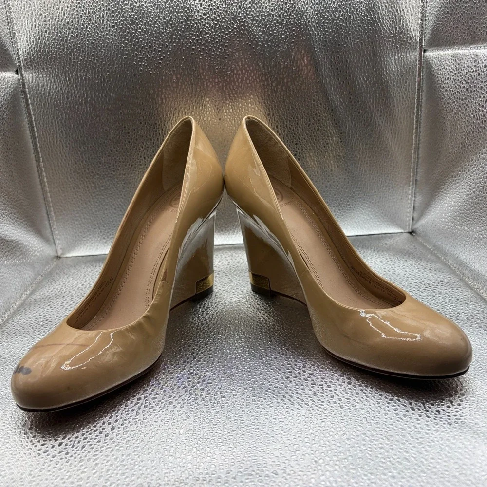Size 6.5M Tory Burch Astoria Nude Patent Leather Beige Womens Wedge Pump Heels